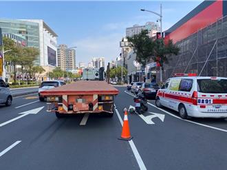 高雄32歲女騎士與拖板車擦撞  倒地險遭輾險象環生