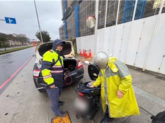 老夫妻看完燈會機車沒電 八德暖警協助接電返家