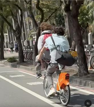 高雄驚見YouBike雙載坐菜籃 警方鎖定身分將開罰