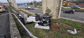 國1桃園段自撞翻覆 轎車躺護欄外四輪朝天