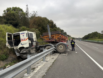 國道3關廟段砂石車失控撞護欄 車頭「折甘蔗」卡邊坡