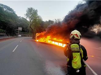 桃園大溪小貨車故障自燃 「燒成火球」駕駛平安逃出
