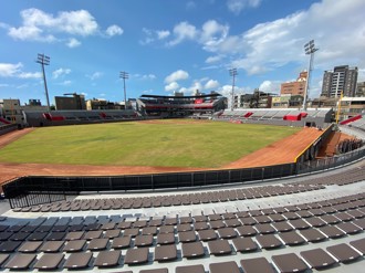 大祕寶再現？新竹棒球場移除覆土作業「外野挖到紅磚、塑膠製品」