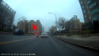 影》推撞大重機慘摔 騎士卡轎車底送醫亡！後方紀錄器曝