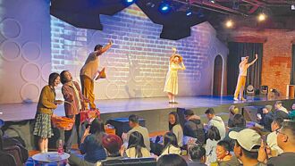 《西門町》布景倒塌 兩演員受傷繼續演