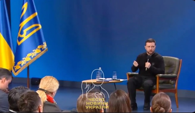 在与川普隔空外交互骂一星期后，泽伦斯基举行公开说明会，重申乌克兰的国家主场，强调他的个人去留不重要。(图/X)