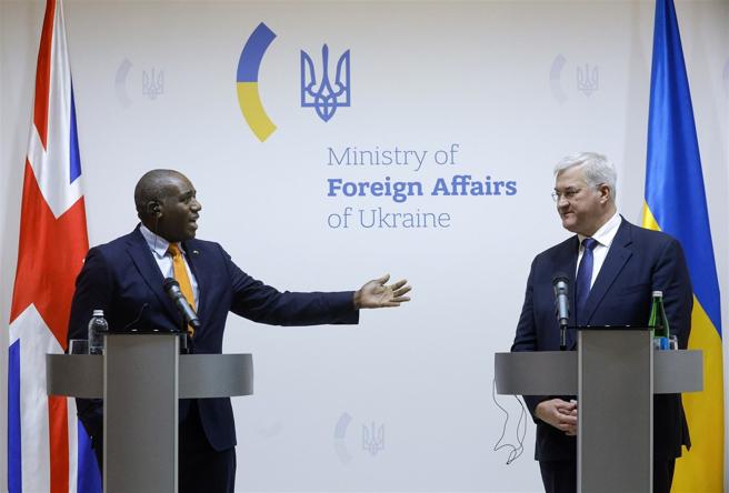  拉米（左）指英国将宣布开战以来，对俄国最大规模制裁。图为他日前与乌国外长西比哈会晤。
（达志影像／欧新社）