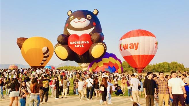 高雄熊造型热气球可爱形象吸引游客拍照。（高市观光局提供）