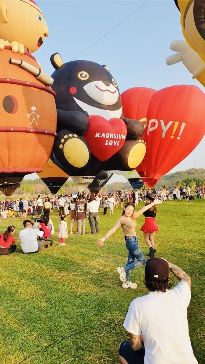 高雄熊造型热气球可爱形象吸引游客拍照。（高市观光局提供）