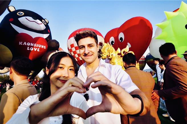 高雄熊造型热气球可爱形象吸引游客拍照。（高市观光局提供）