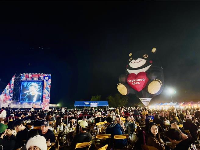 「2025泰国清莱圣狮国际热气球节」夜间展示别有一番风味。（高市观光局提供）