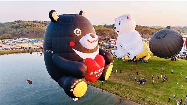高雄熊热气球遨游泰国天际。（高市观光局提供）