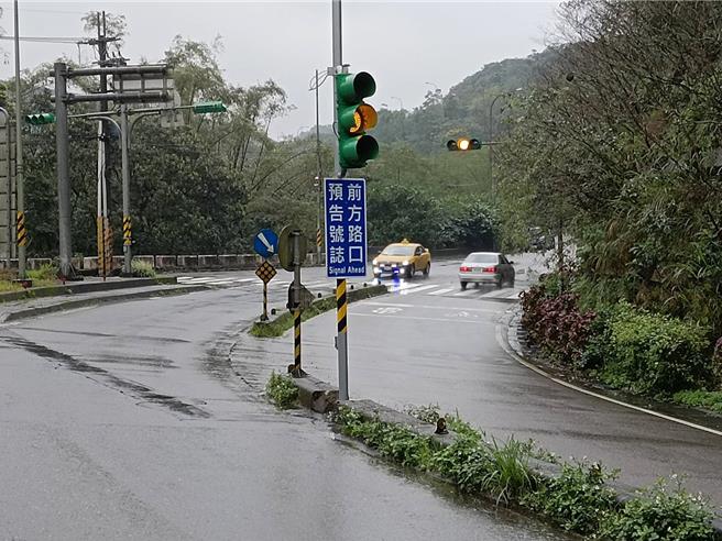 基隆市七堵区大华二路一处右弯后，马上就紧接一处有交通号志的路口，民眾常因视线不佳导致煞车不及或是发生意外，市府今年1月在右弯前增设了预告号志，提醒用路人减速，降低事故发生机率。（张志康摄）