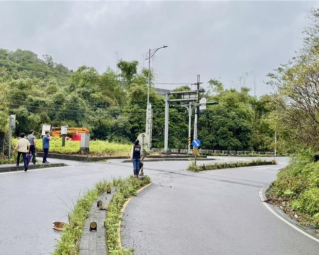 基隆市七堵区大华二路在增设预告号志前，用路人视线被右弯遮挡，路况不熟时难以得知右弯后会紧接红绿灯，常会煞车不及导致车祸发生。（议员曾怡芳提供／张志康基隆传真）