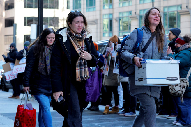 画面为被开除的USAID员工，21日哭着走出位在华府的办公大楼。（路透社）