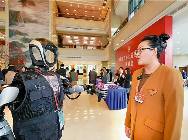深圳卫视「人形机器人记者」採访当地两会，噱头十足。（深圳晚报）