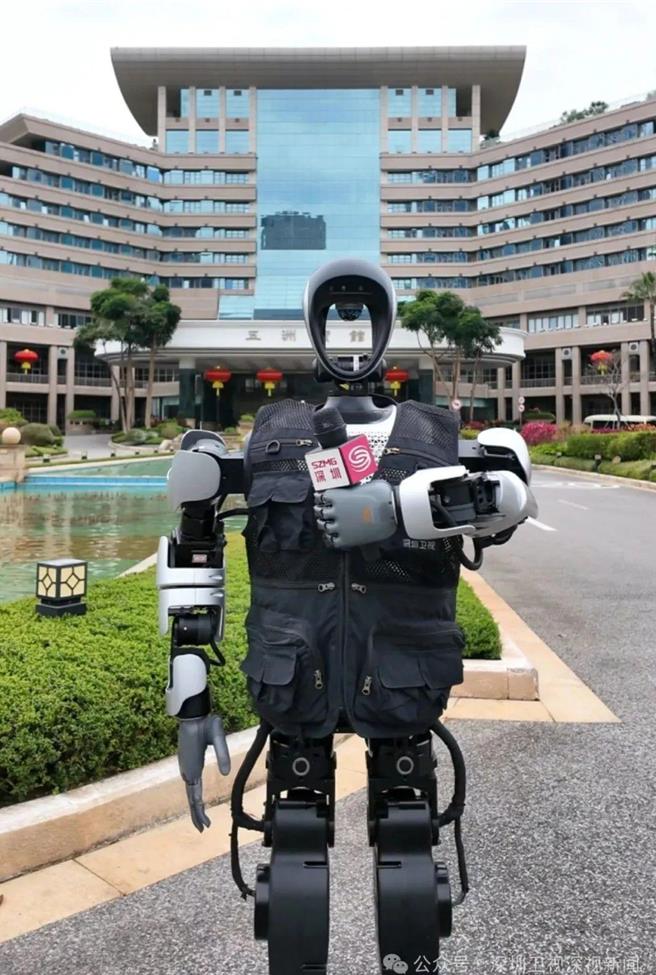 深圳卫视「人形机器人记者」採访当地两会，噱头十足。（深圳卫视）