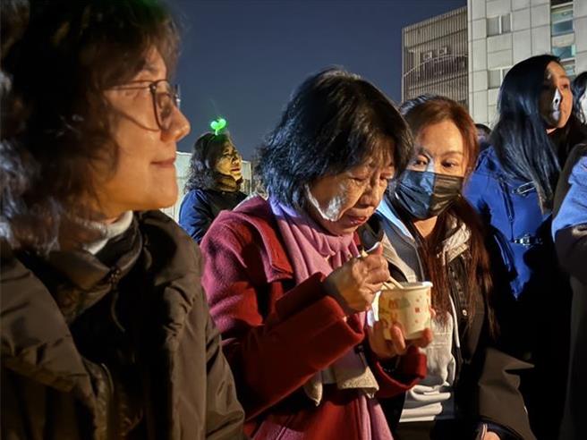 民眾党前主席柯文哲因涉京华城弊案被裁定羁押禁见，其父日前因病逝世，柯妻陈佩琪今（24）日在脸书发文质疑返家探视不能决定时间，北所回应依法办理，目前案件仍未收到申请。图为陈佩琪日前参与民眾党小草围炉。（柯毓庭摄）