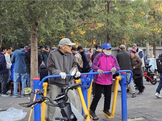 瞄准银髮族！中共党媒《人民日报》：中国人口红利仍在延续。（蓝孝威摄）