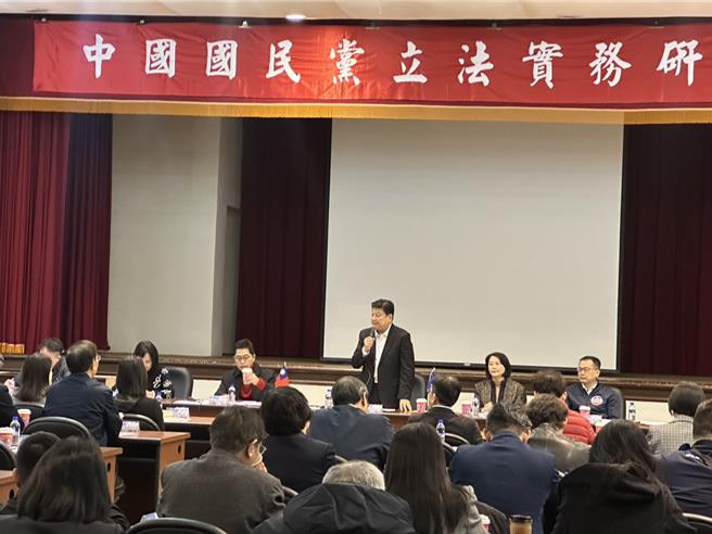 國民黨立法院黨團總召傅崐萁指出，卓榮泰何時上台，時間取決於他是否對人民有所貢獻，以及是否能展現院長應有的高度。（張睿廷攝）