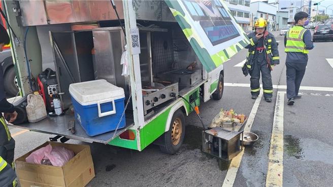 消防人员到场救援。（民眾提供／李京升台中传真）