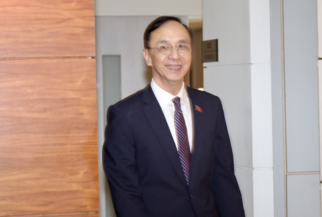 中国国民党24日举行立法实务研讨会，国民党主席朱立伦进入会场前受访。（邓博仁摄）