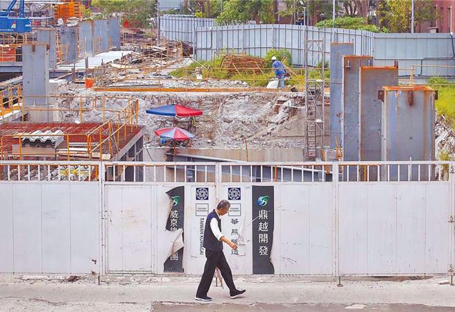北檢日前聲請京華城土地扣押獲准，圖為京華廣場施工工地。（中時資料照片）