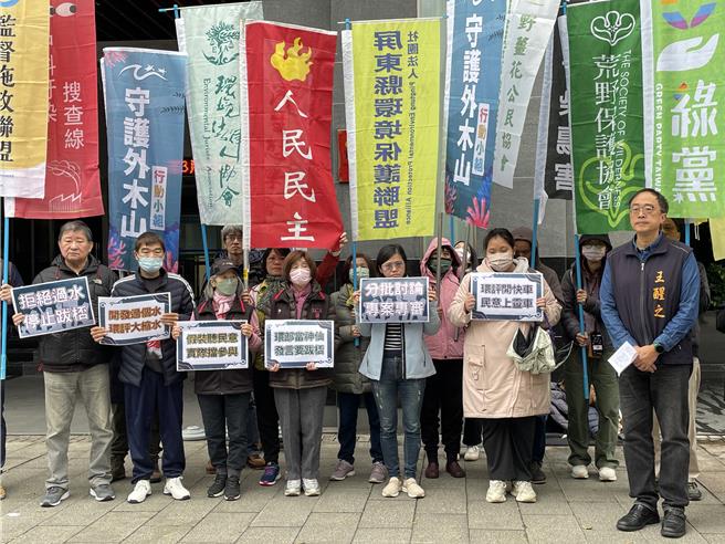 多个环团24日在环境部门口举办记者会，并批评环境部启动环评总体检的同时，却首开恶例藉抽籤方式限缩公民参与，使环评大会变成「过水环评」。（蔡佩珈摄）