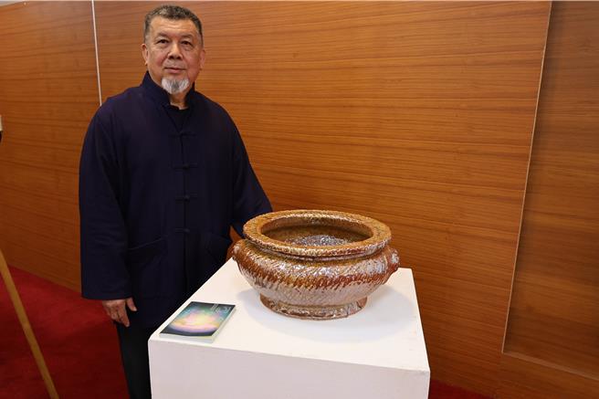 苗栗县竹南蛇窑第2代窑主林瑞华，去年以精心烧制的作品「香炉」，获选2024瑞士卡鲁日国际陶瓷竞赛。（谢明俊摄）