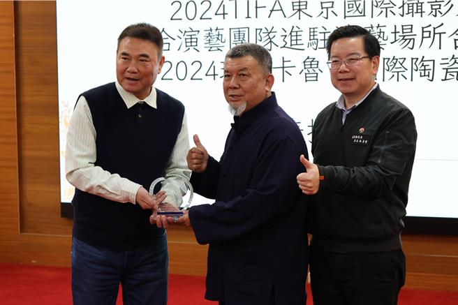 苗栗县竹南蛇窑第2代窑主林瑞华，去年以精心烧制的作品「香炉」，获选2024瑞士卡鲁日国际陶瓷竞赛，苗栗县长锺东锦24日表扬林瑞华。（谢明俊摄）