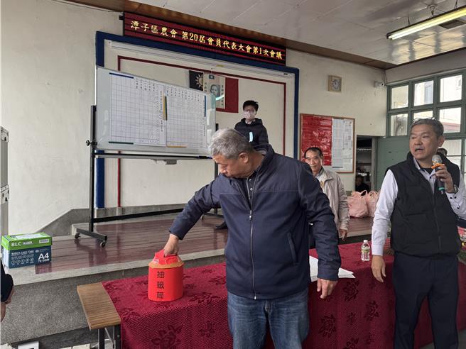 潭子区农会今天办理会员代表大会选举理监事。（李京升摄）