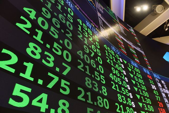 台股今（10日）盤中一度下殺將近170點，台積電最低跌13元觸及992元。（台股示意圖/報系資料照片）