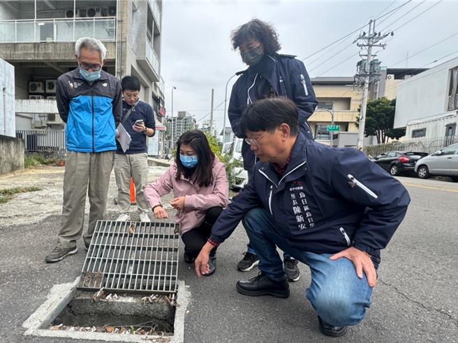 台中市乌日区大同八街一带排水沟渠近日即便没有下雨，仍如涌泉一般狂冒水，不仅造成路面溼答答，下雨时则会积大水，台中市议员吴琼华24日邀集相关单位会勘，初步先请厂商清除阻塞物，后再评估是否进行排水改善工程。（潘虹恩摄）