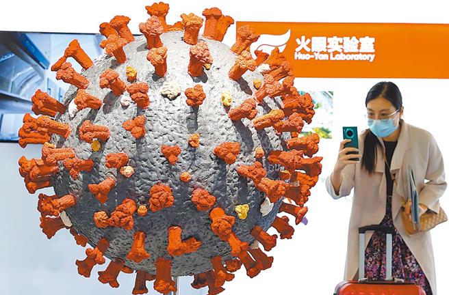 武漢病毒研究所近日在《細胞》期刊發表新研究，在蝙蝠身上找到新的冠狀病毒，入侵細胞途徑與COVID-19相同。圖為2020年11月在武漢舉行的世界大健康博覽會。（中新社）