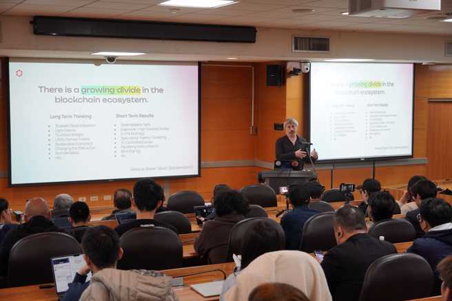 Gavin Wood 在區塊鏈領域有著非常卓越的貢獻與地位，除了是以太坊的共同創辦人與黃皮書撰寫者之外，也是波卡鏈的共同創辦人。(照片/國立臺灣科技大學提供)