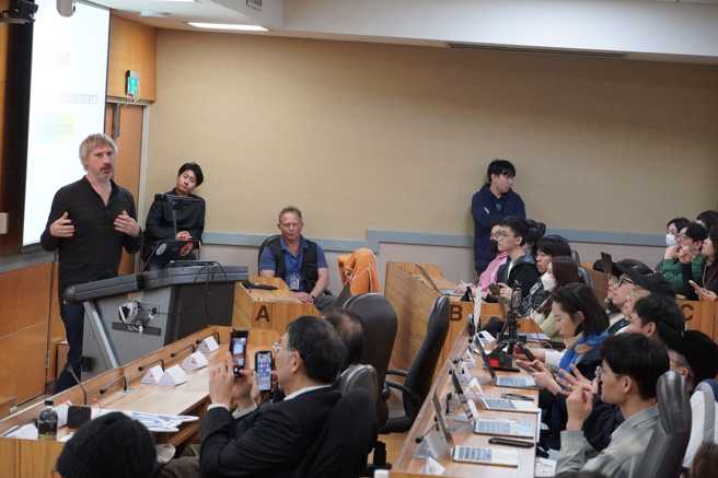 Gavin Wood在演講中說明 JAM技術的設計理念、特色及未來發展。(照片/國立臺灣科技大學提供)