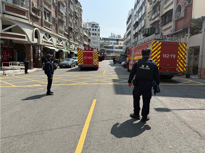 高雄市三民区一处压克力工厂今日上午发生爆炸意外，一名48岁男职员遭烧伤送医，所幸火势已扑灭没酿严重事故。（民眾提供／任义宇高雄传真）
