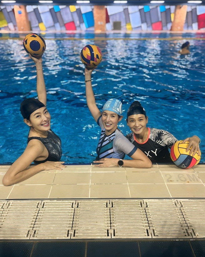 賈永婕與主播夏嘉璐等人一起參與水球運動。（圖／翻攝自賈永婕臉書）