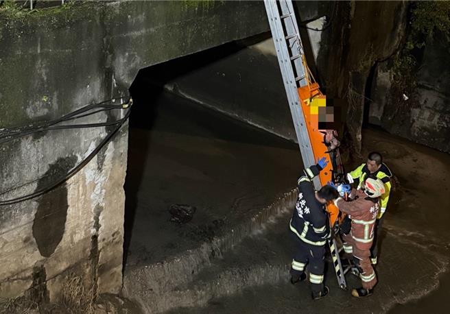 消防隊員前往大排搜救，成功將人平安找回。（警方提供）