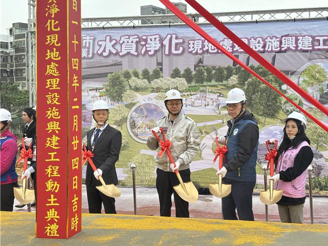 桃園市長張善政24日與美光公司副總裁鍾聯彬簽署合作意向書，美光公司為東門溪工程建造及操作維護挹注270萬元美金。（姜霏攝）