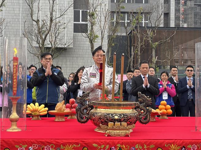 桃園市長張善政24日與美光公司副總裁鍾聯彬簽署合作意向書，美光公司為東門溪工程建造及操作維護挹注270萬元美金。（姜霏攝）