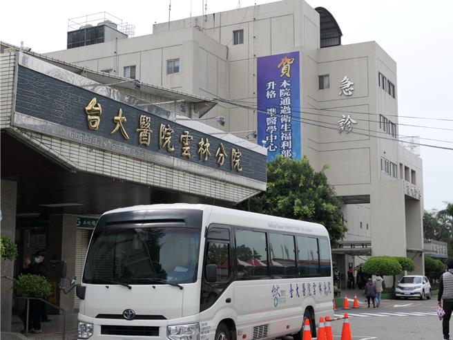 全台医院出现急诊壅塞情况，24日台大医院云林分院急诊待床数有20余人，院方表示已启动病床调度等机制，2至3天即有床位。（张朝欣摄）