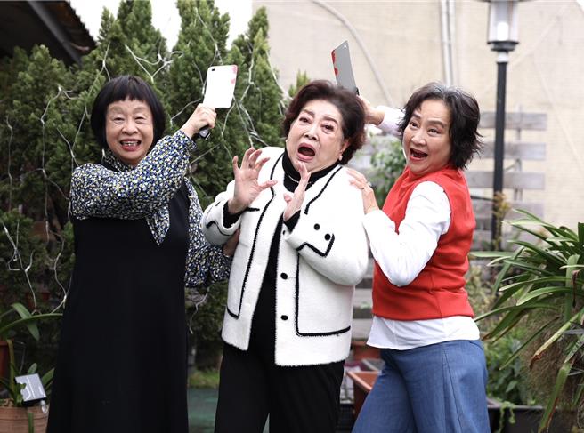 李昂、陳淑芳以及楊麗音24日首度同台宣傳電影《殺夫》重映。（陳俊吉攝）