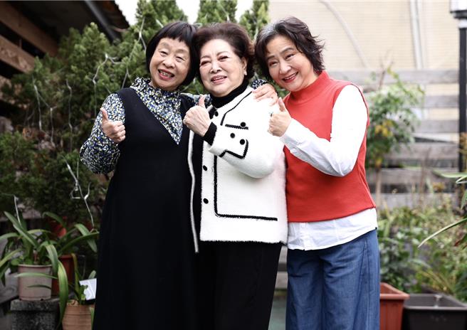 李昂、陳淑芳以及楊麗音24日同台宣傳電影《殺夫》重映，重現砍殺橋段。（陳俊吉攝）