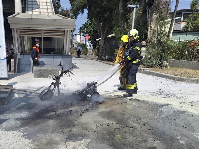 6旬妇机车起火自燃，拿外套扑灭未果全面燃烧，警消抢救仅剩焦黑骨架。（警方提供／任义宇高雄传真）