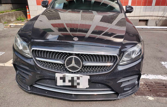 新北市树林警方巡逻眼尖识破偽造车牌案件，一辆宾士轿车悬挂假牌趴趴走，遭员警当场拦查。（图警方提供／简铭柱翻摄）