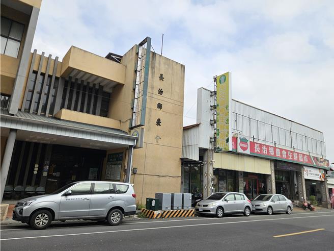 屏东县基层农会选举，24日有6个农会进行理监事选举，长治与南州都出现理事同票数的情况，最后都由在野派抽籤获胜。图为长治乡农会。（罗琦文摄）