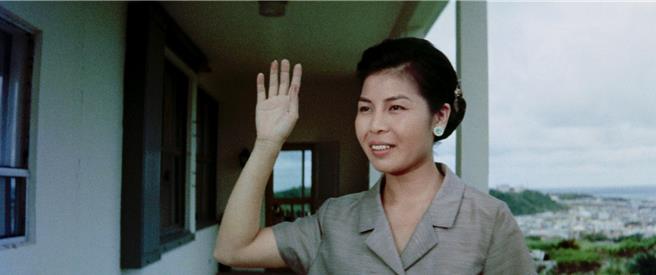 电影《夕阳西下》年轻时周游的剧照。（国家影视听中心提供）