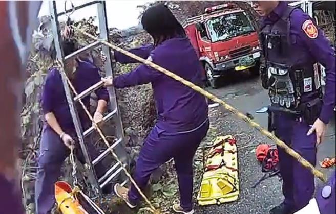 黄姓男子今天骑机车行经花莲瑞穗乡秀山桥往南产业道路上，不慎与对向小货车发生碰撞，摔落一旁6米深水沟伤重不治。（民眾提供／罗亦晽花莲传真）