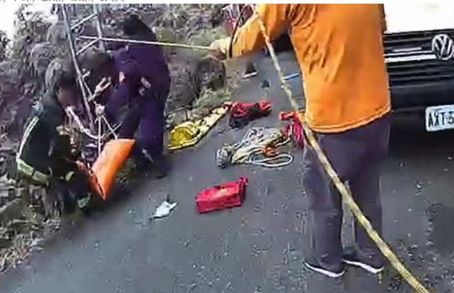 黄姓男子今天骑机车行经花莲瑞穗乡秀山桥往南产业道路上，不慎与对向小货车发生碰撞，摔落一旁6米深水沟伤重不治。（民眾提供／罗亦晽花莲传真）